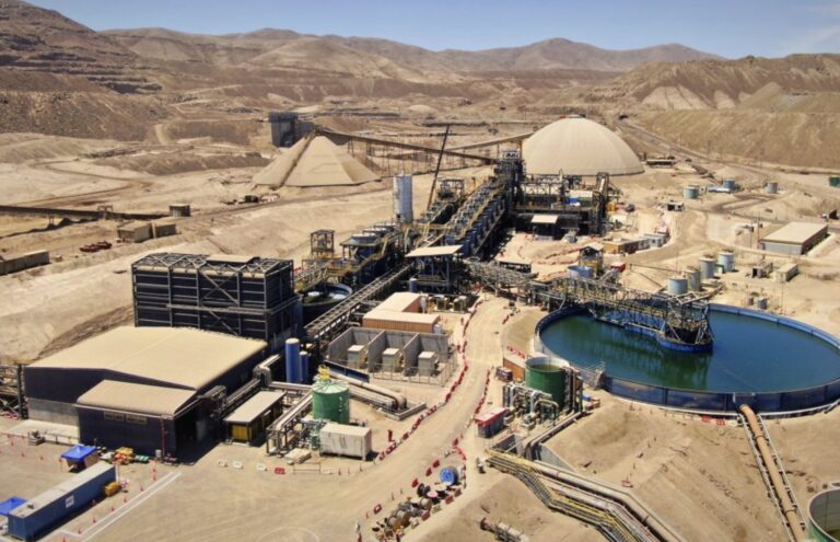 Lee más sobre el artículo Huelga en Mantoverde: trabajadores presionan durante precios récord del cobre