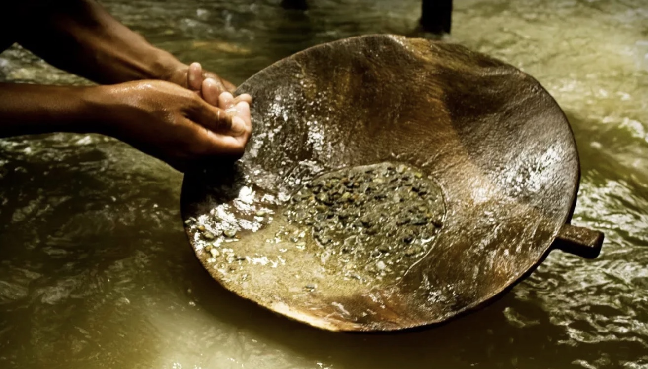 Lee más sobre el artículo Proyecto de “minería ancestral” genera alarma por exonerar controles de explosivos y ambientales