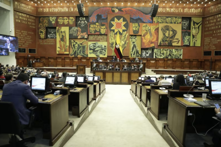 Lee más sobre el artículo Daniel Noboa envía proyectos de ley urgentes para fortalecer minería, energía y gasto local en Ecuador