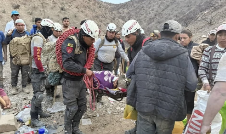 Lee más sobre el artículo Rescatan con vida a minero que estuvo atrapado más de 45 horas en un socavón de Nazca