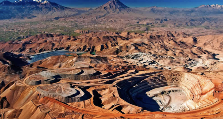 Lee más sobre el artículo Senace aprueba plan de inversión de US$2,100 millones y extiende operaciones de Cerro Verde hasta 2053